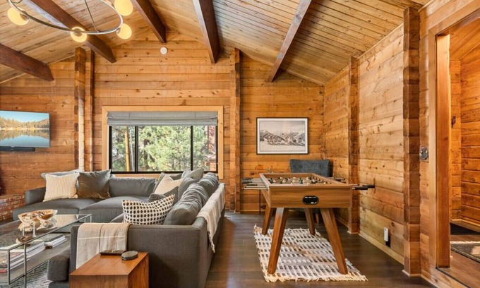 Eagle Mountain Estates Cabin | Shadow Wood Lodge + Hot Tub in Fox Farm!