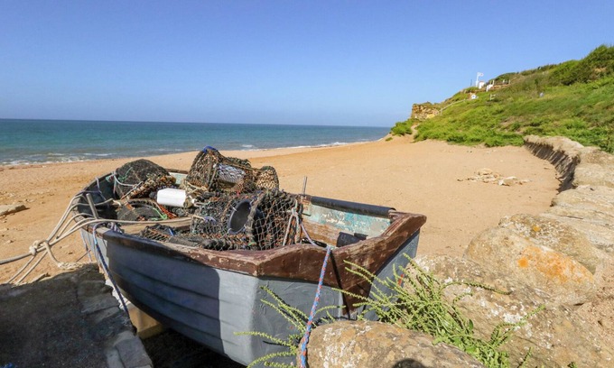 Burton Bradstock House | SHADRACK DAIRY FARM, pet friendly, with open fire in Burton Bradstock