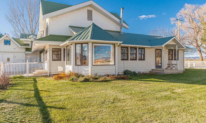 Fruita House | Shady Acres: Two Living Areas & Book Collection!