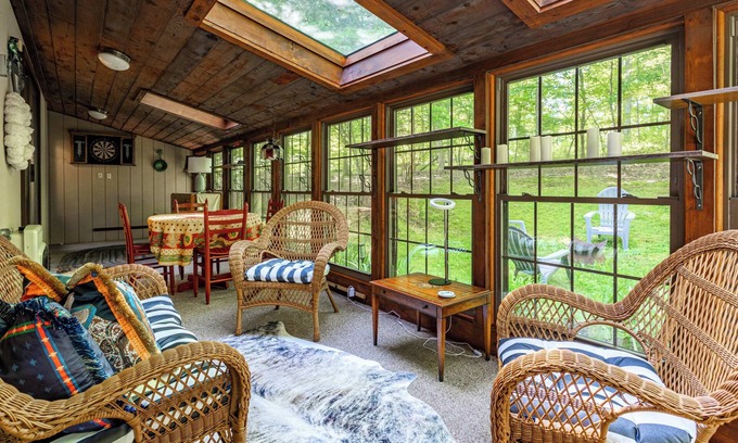 East Stroudsburg House | Shady Oak Cottage | Fire Pit | BBQ