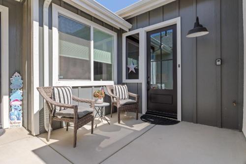 Greenacres House | Shafter Basecamp - Movie Nights & WWII Planes