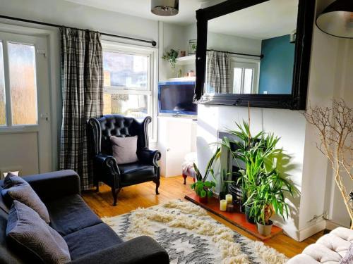Salisbury House | Shakespeare Cottage - Parking & Short walk to City