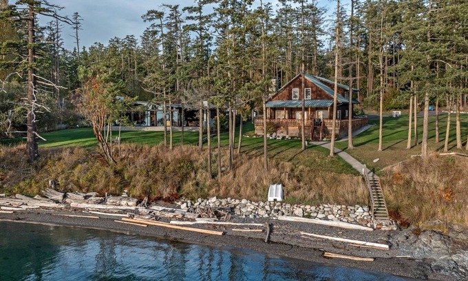 Friday Harbor House | Shared beach on San Juan Island! Stunning Sunsets! (OBB)
