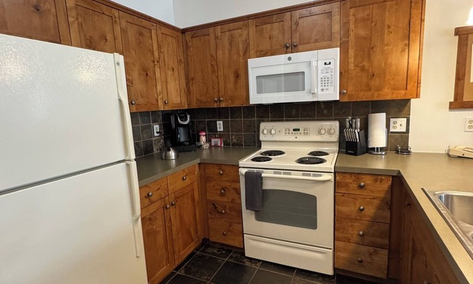 Kellogg Condo | π₯Ύ πββοΈ Shared Roof Top Hot tub Silver Mtn βοΈ π΅ adjoining studio available also