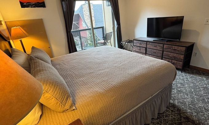 Kellogg Condo | π»π΅ Shared Roof Top Hot tub @ Silver Mtn π₯Ύ πββοΈ en suite also listed