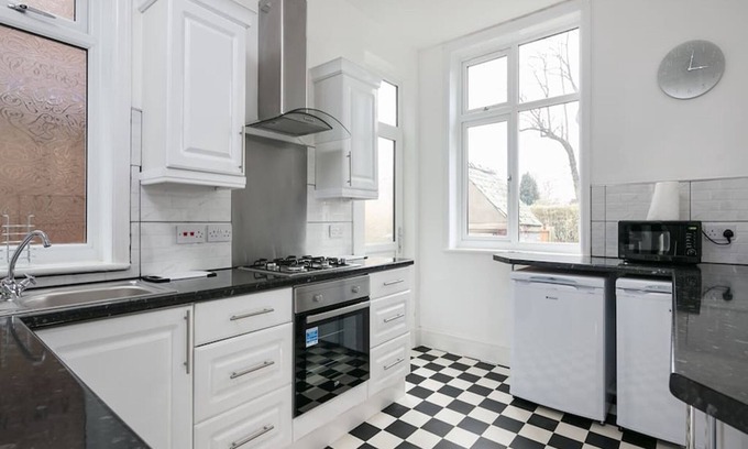 Chorlton-cum-Hardy House | Shared Short Term Let South Manchester