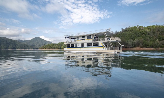 Lakehead Boat Rental | Shasta Marina's Constellation houseboat on Lake Shasta