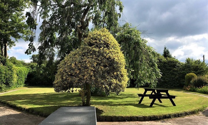 Oakamoor Cottage | Shaw House is a lovely property offering a large garden.