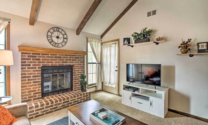 Shawnee Condo | Shawnee Condo < 10 Mi to Downtown Kansas City!