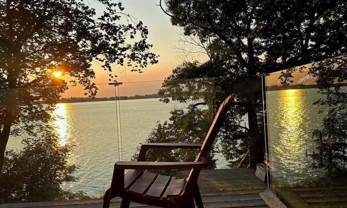 Picton Cottage | Sheba’s Island (Prince Edward County) 3 bedroom lakefront cottage