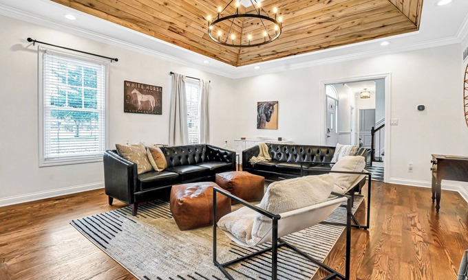 Shelbyville House | Shelby Stop on Bourbon Trail- w/Pool & HOT TUB*