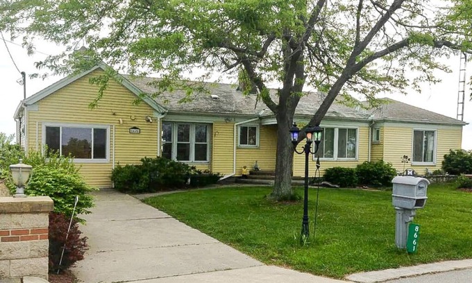 Oak Harbor House | "SHELLSEEKER" 4 BED LAKEFRONT PRIVATE BEACH SLEEPS 14 plus