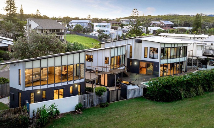 Moreton Bay Region House | Shelly Oceanfront—Luxe Estate with Private Studio