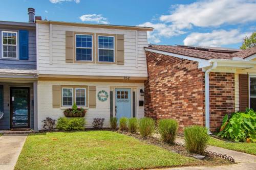 Mount Pleasant House | Shem Creek Retreat by AvantStay 10 Mins to Downtown Charleston Yard Patio