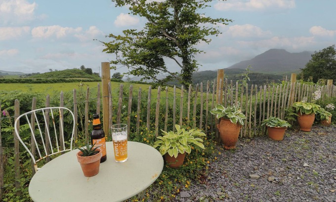 Ffestiniog Cottage | SHEPHERD'S HUT AT PENRALLT GOCH, romantic in Ffestiniog