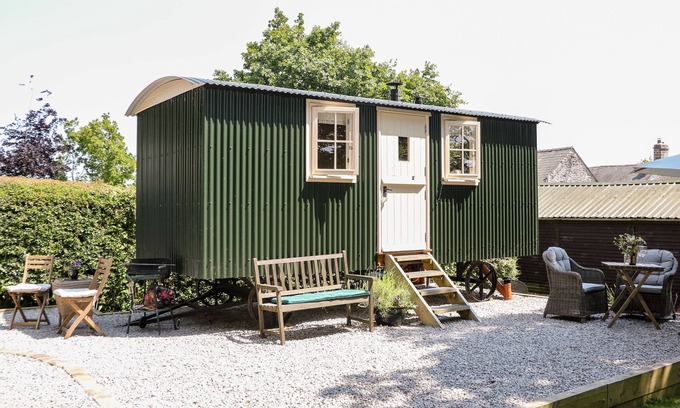 Castleton Cottage | SHEPHERD'S HUT, romantic, with open fire in Castleton, Peak District