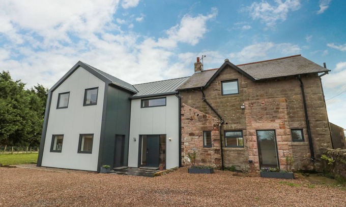 Berwick-upon-Tweed House | SHEPHERDS HOUSE, pet friendly, character holiday cottage in Lowick