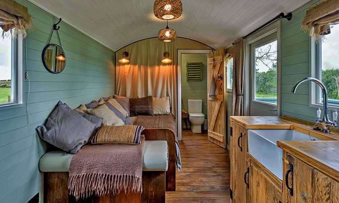 Rhyd-y-clafdy Ski Chalet | Shepherd’s Hut on Llŷn Peninsula by Private Lake