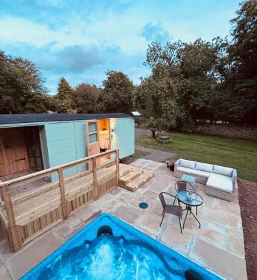 Milford Haven House | Shepherds Hut with Hot Tub