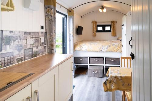 St Wenn Other | Shepherds hut with hot tub