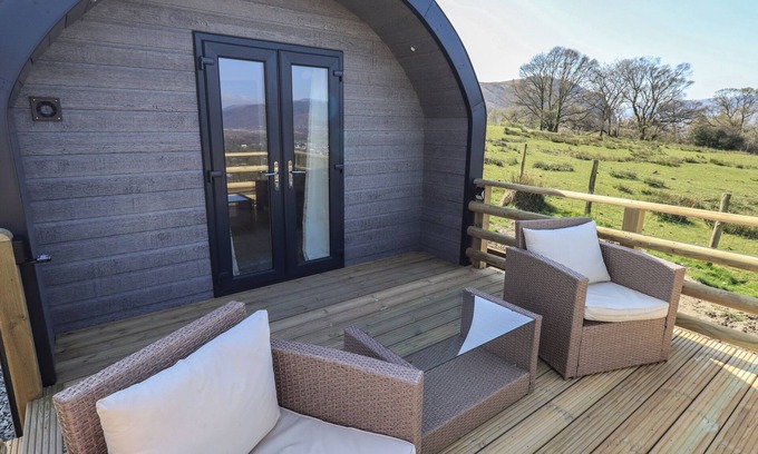 Keswick Cottage | SHEPHERDS VIEW, romantic, with a garden in Keswick