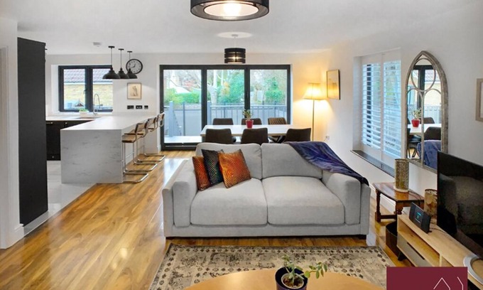 Elmbridge House | Shepperton - Driveway, Patio, Pets Welcome
