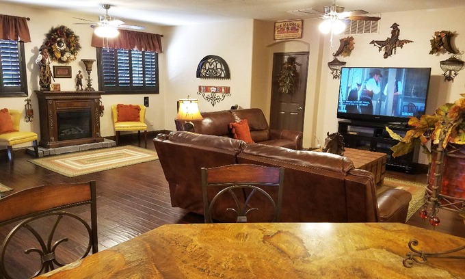 Centerra House | Sherrif says "Put'm up~in the WILD WEST RETREAT!" OCTOBER OPEN! Pet Friendly!
