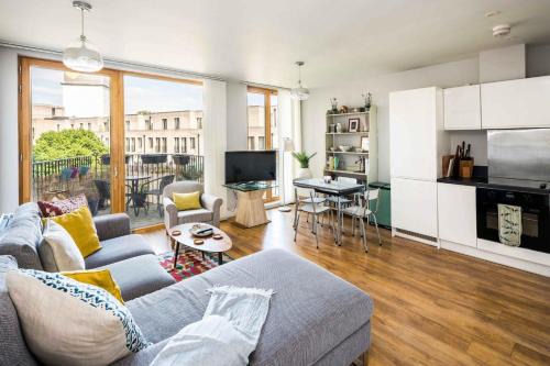 Notting Dale Apartment | Shiny & Comfy stay with Underground links nearby!