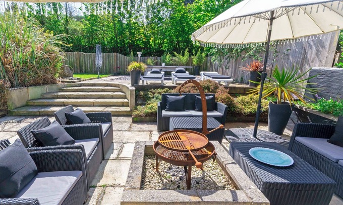 Croyde House | Shippenrill Croyde 6 Bedrooms, Sleeps 14, Hot Tub