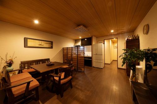 Shinsekai Villa | Shirakabanoyado - MAMEMACHIIE, 1min to Tsutenkaku, Shinsekai, 白樺の宿 - 豆町家