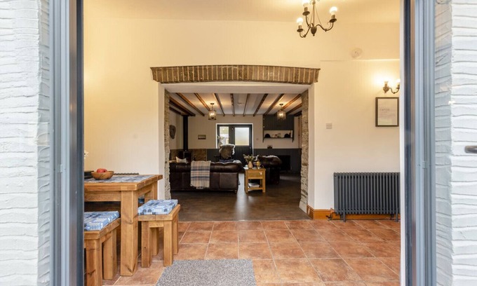 Lampeter House | Shire - Three Bedroom House, Sleeps 6