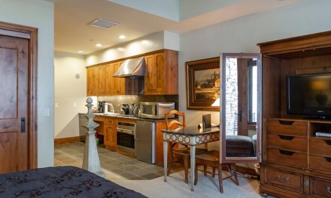 Empire Pass Apartment | Shooting Star Lodge at Deer Valley Resort - Hotel Room #102
