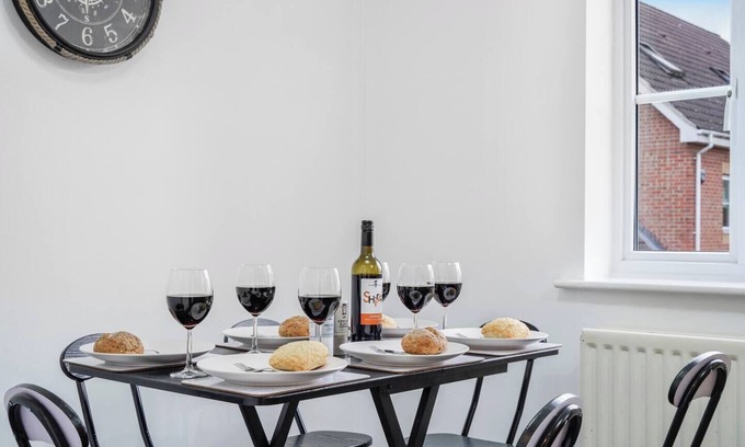 Langley Marish House | Shops 4min walk | Family | 2 En-suite | Parking x1