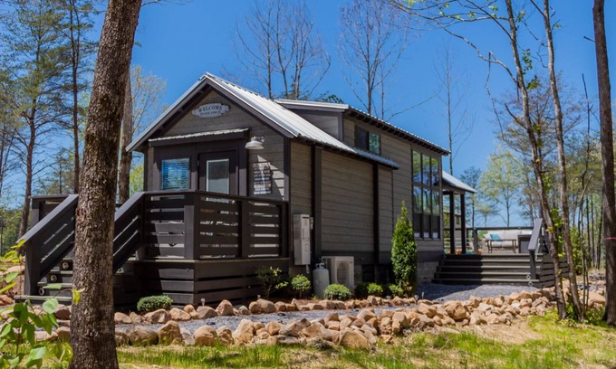 Tracy City Cabin | Shore Beats Work at The Retreat at Water's Edge
