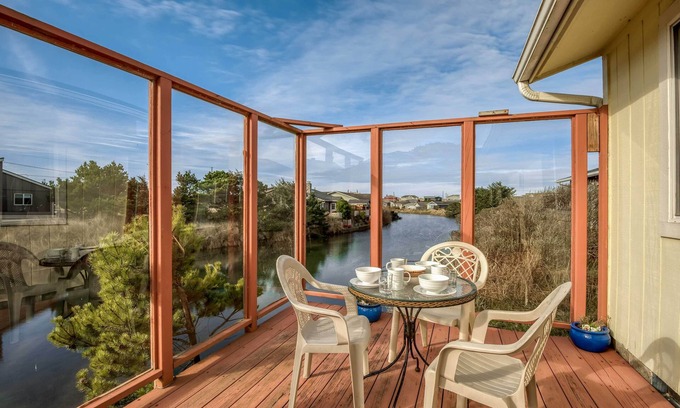 Bayshore House | Shore Delight: Waldport Home + Deck, Walk to Beach