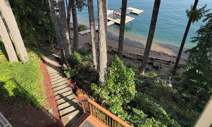 Youbou House | Shoreline Cottage on lake Cowichan