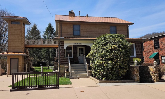 Confluence House | Shoreline Estates - Upper Apartment
