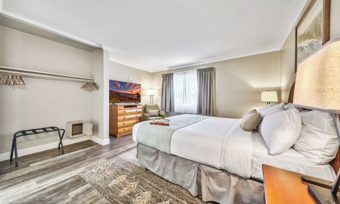 South Lake Tahoe Resort | Short Blocks from the Crystal Clear Waters of Lake Tahoe! Pets Allowed