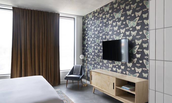 East Cesar Chavez Hotel | Short Distance From The Well Known Sites! Minutes to Festival Beach