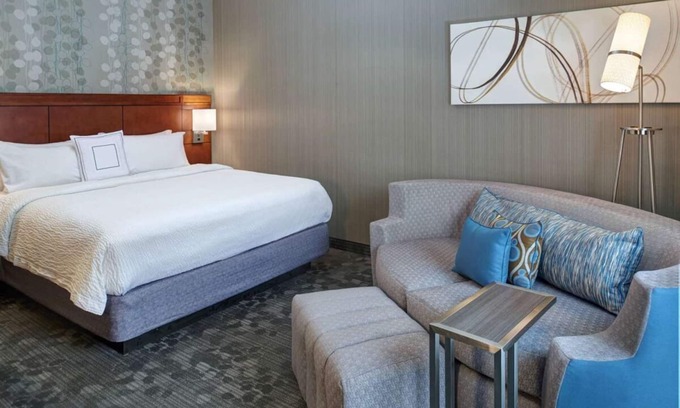 Brookfield Hotel | Short Distance From The Well Known Sites! 3 Relaxing Units, Pool, Pet-friendly!