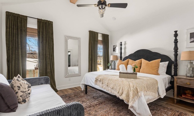 Maxwell House | Short Drive to Downtown Nashville | Walk to Food, Bars | 2 King Beds