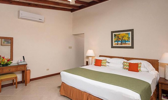 Maynards House | Short Drive to Godings Bay & Gibbes Beach! Modern Unit, Outdoor Pools, Parking!