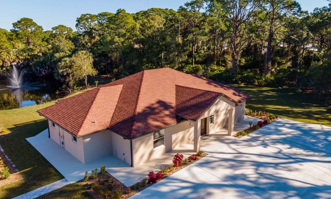 Englewood Bed & Breakfast | Short term vacation rental, luxury B&B located 0.9 miles from Manasota Beach.