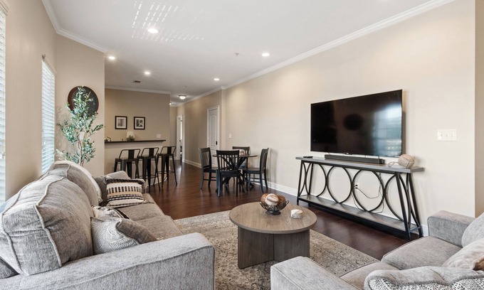 Tuscaloosa Condo | Short walk to Bryant-Denny Stadium and the University.