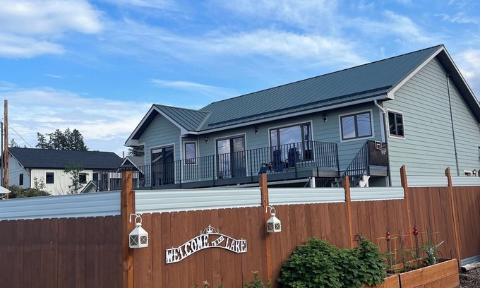 Somers House | Short walk to Flathead Lake, 5-bedroom home with AC & WiFi in downtown Somers
