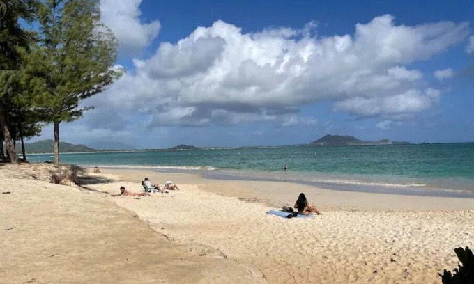 Kailua House | Short walk to Kailua Beach across the street-Quiet AC's-Lg. Kitchen-Patio-Grill