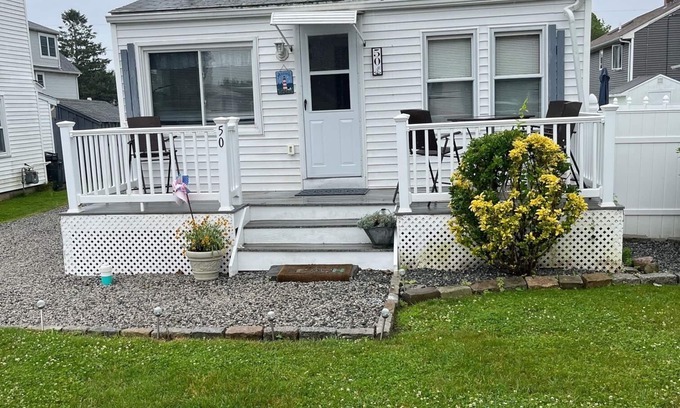 Narragansett Cottage | Short walk to Scarborough Beach - ONLY ONE SUMMER WEEK REMAINING