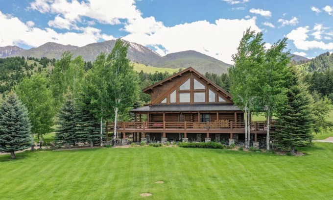 Livingston House | Shorthill Homestead Lodge · Luxury log home nestled in the mountains