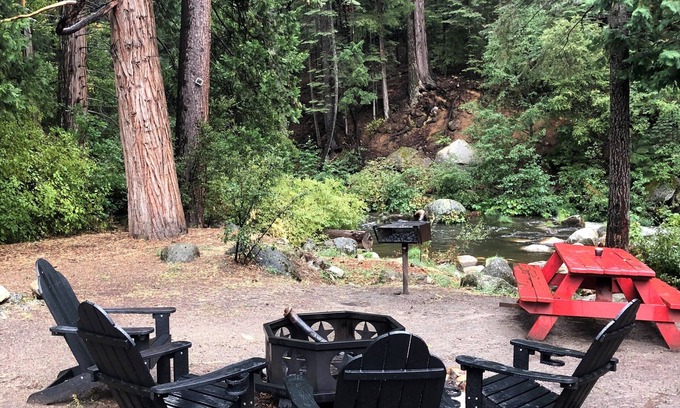 Kyburz Hotel | Sierra Inn on the River