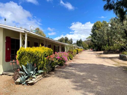 Agua Dulce Hotel | Sierra Pelona Motel